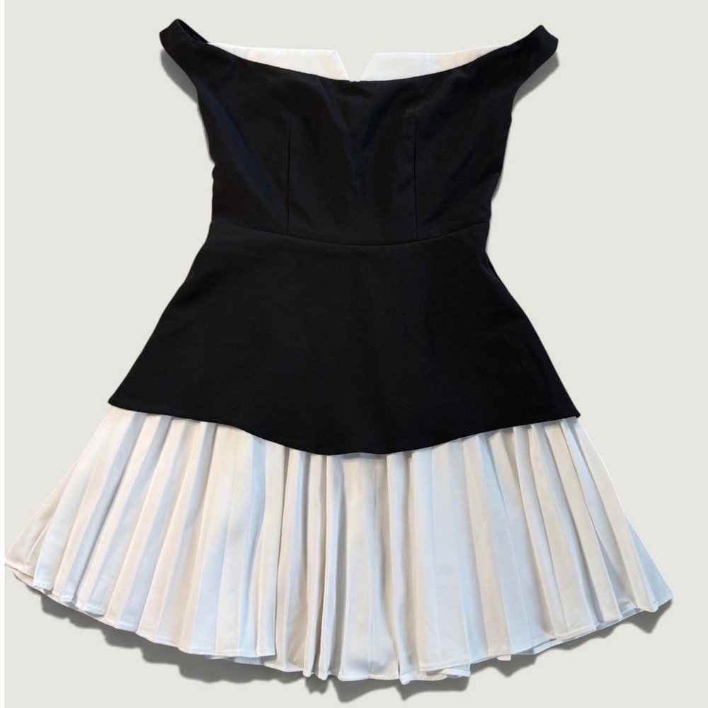 Vintage Black and White Pleated Skater Mini Dress V-Neck Sleeveless Preppy Mod